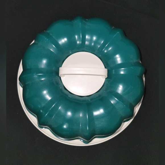 10" Bundt cake pan with storage/carry handle - Picture 12 of 12